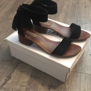 Steve Madden sandals Darcie Black sued